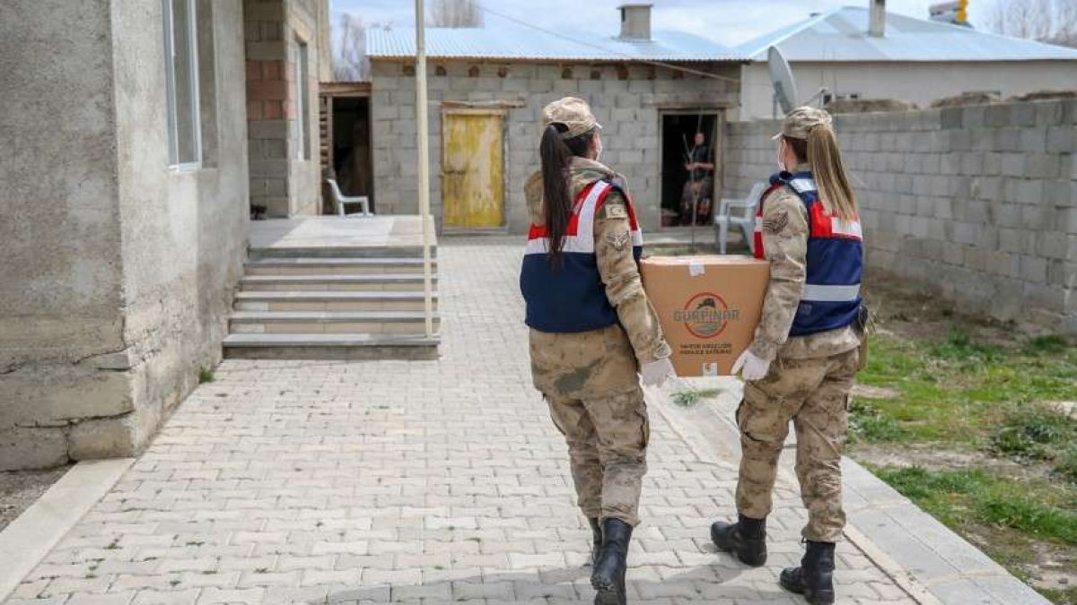 a Van'da kadın askerler tandırda ekmek pişirdi
