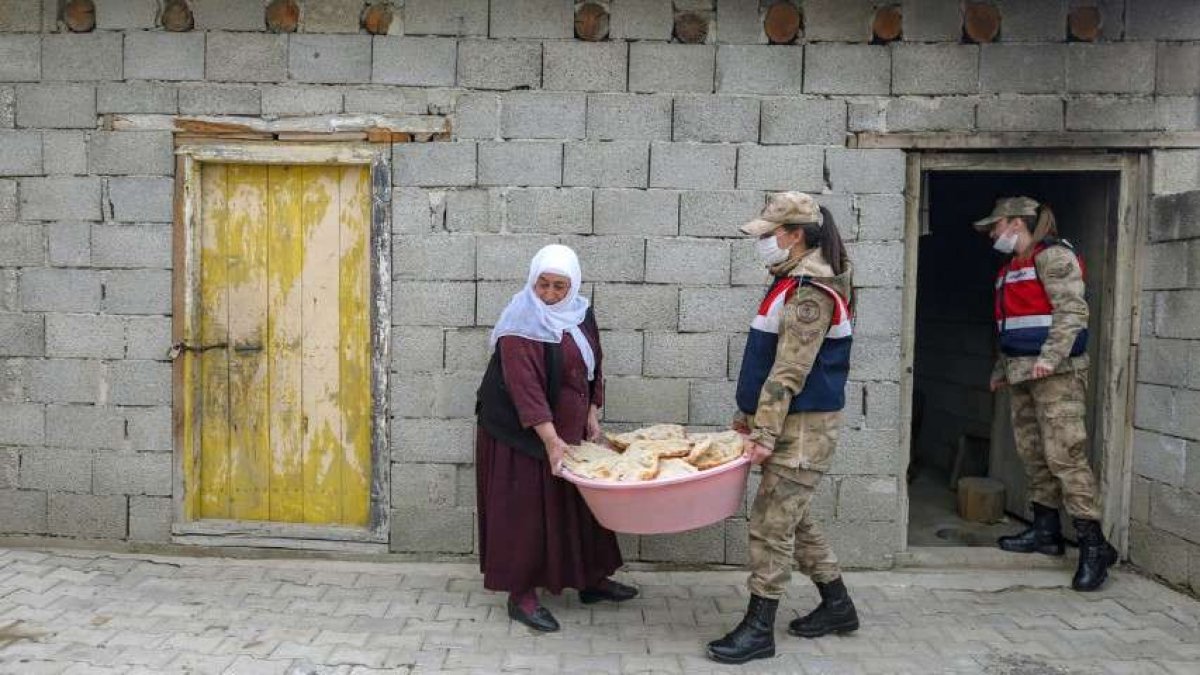 a Van'da kadın askerler tandırda ekmek pişirdi