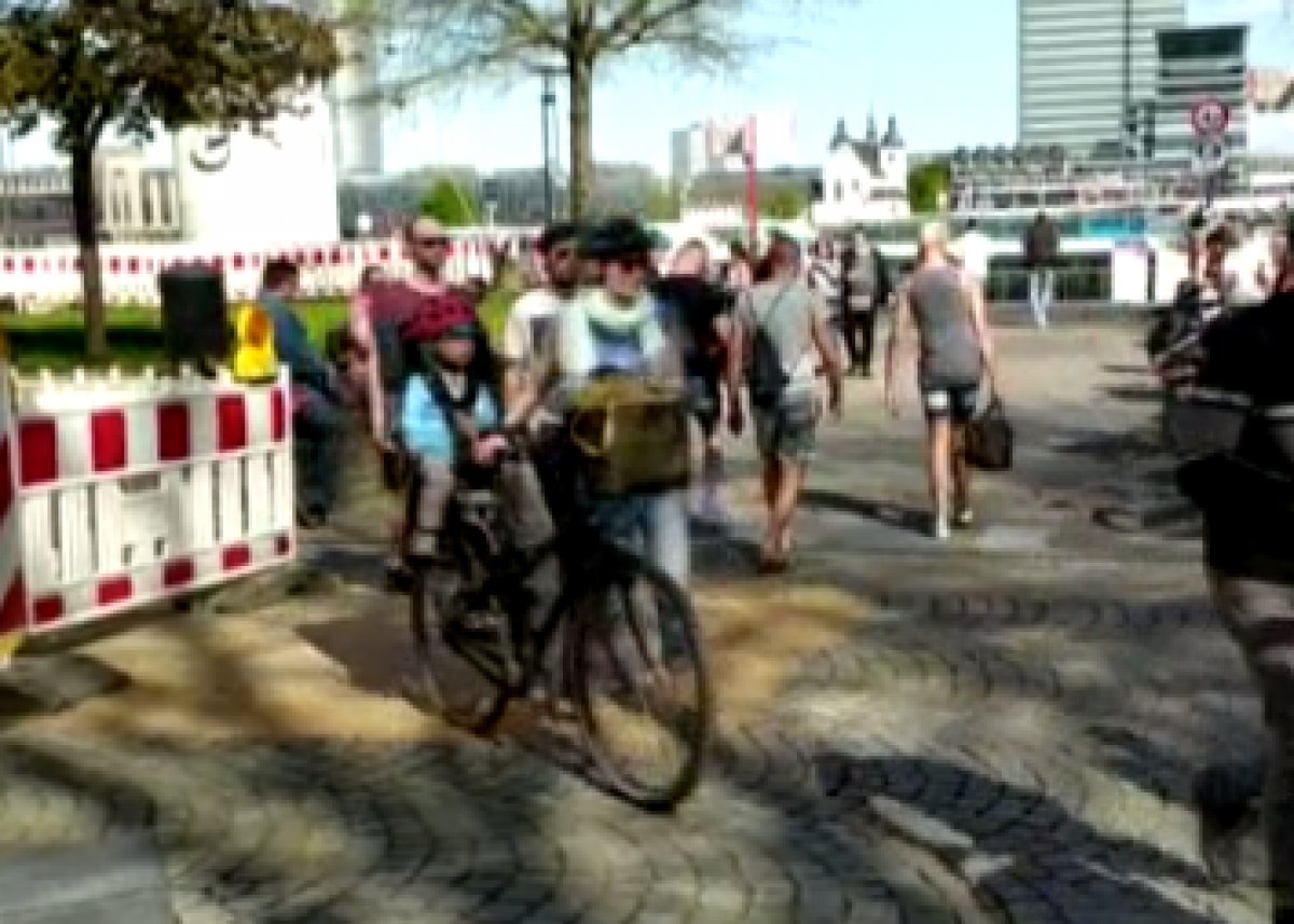 Almanlar, koronavirüse rağmen parklara koştu