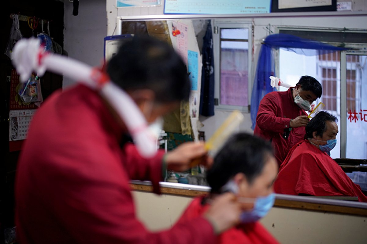 r Vuhan'da berberler işbaşı yaptı