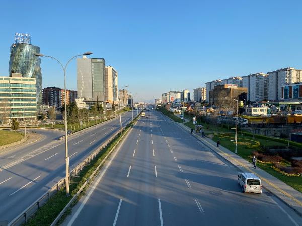 d Kadıköy'de durakta otobüs beklediler