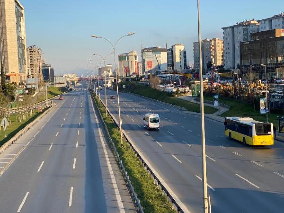 d Kadıköy'de durakta otobüs beklediler