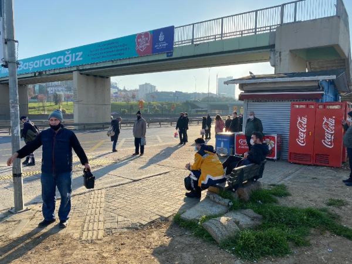 d Kadıköy'de durakta otobüs beklediler