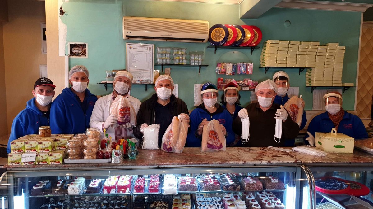 Aydın'da bir ekmek fırınından 'askıda maske' uygulaması
