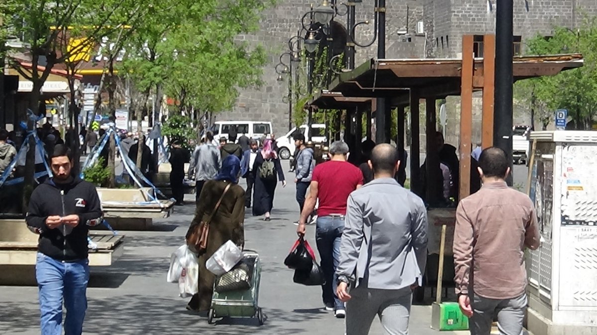 i Diyarbakır'da yasak sonrası sokaklar yine doldu