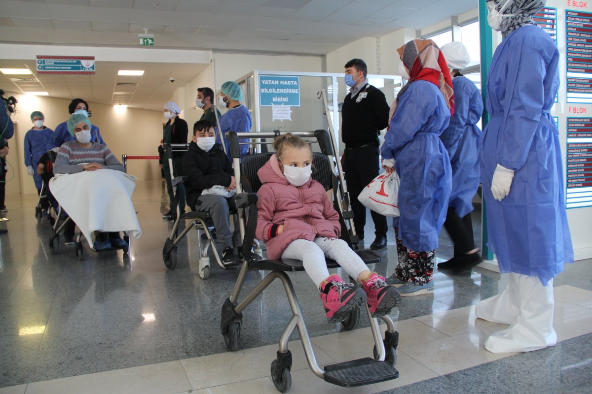 Koronayı yenen 5 yaşındaki Miray ve ailesi alkışlarla taburcu edildi