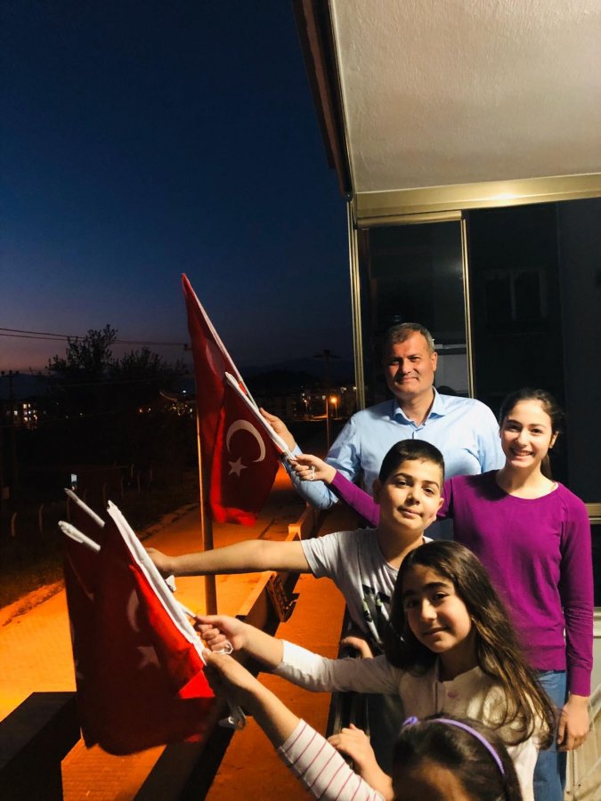 Balkonlara çıkan vatandaşlar hep bir ağızdan şarkı söyledi