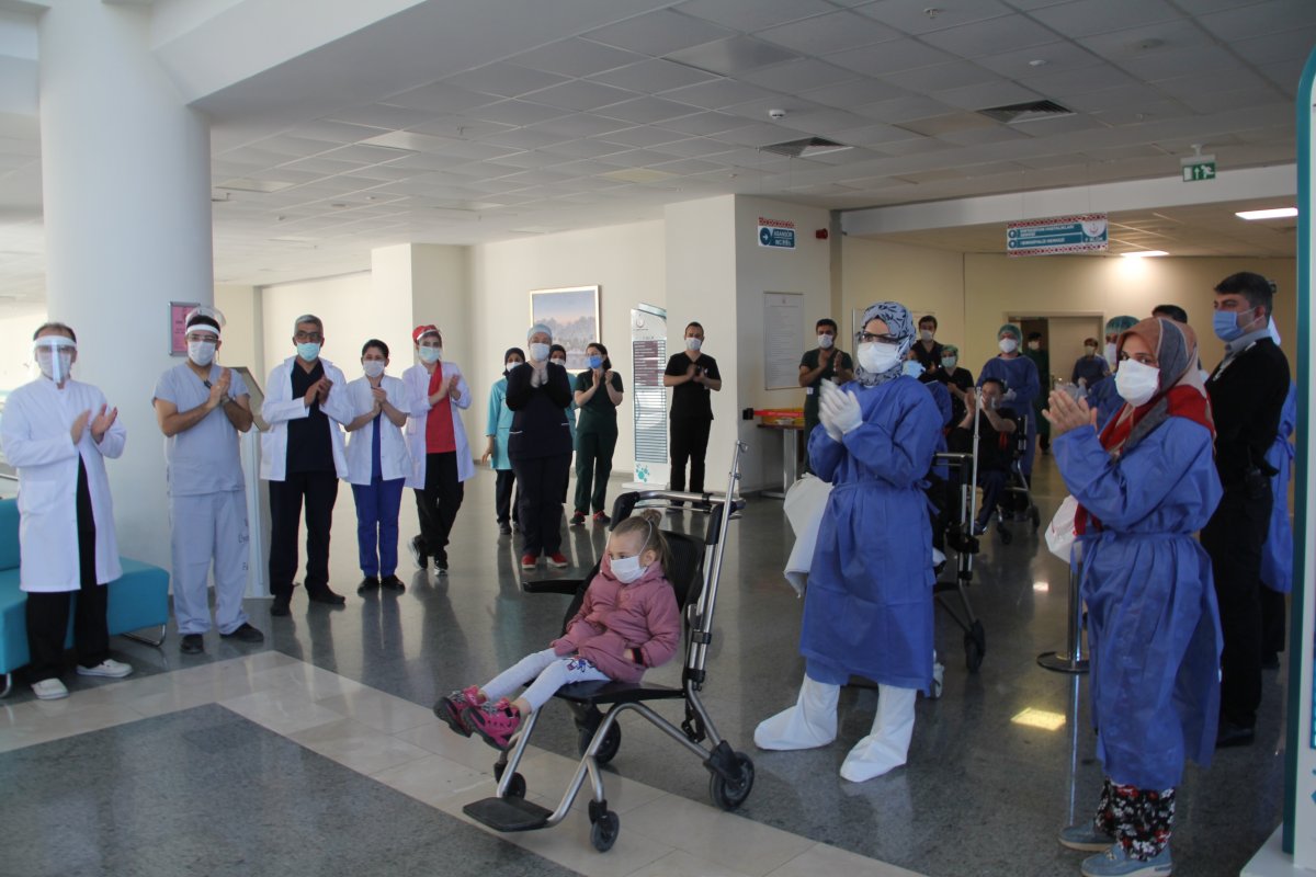 Koronayı yenen 5 yaşındaki Miray ve ailesi alkışlarla taburcu edildi