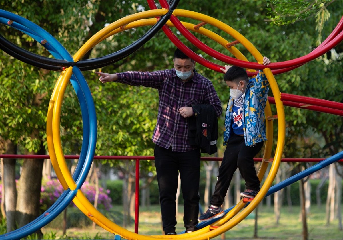 Vuhanlı çocuklar, parklara akın etti