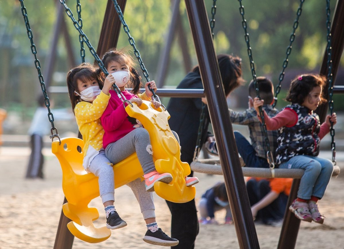 Vuhanlı çocuklar, parklara akın etti