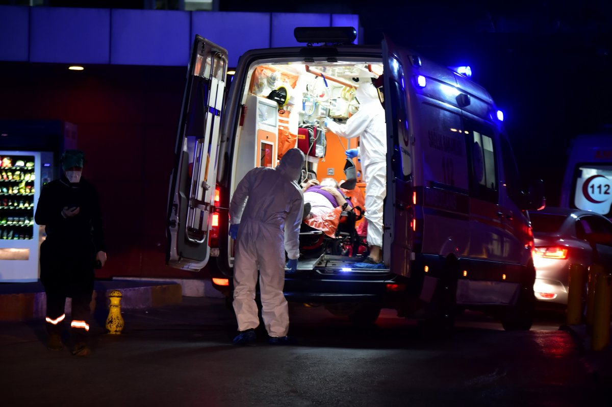 Koronayla savaşan sağlık çalışanları görüntülendi