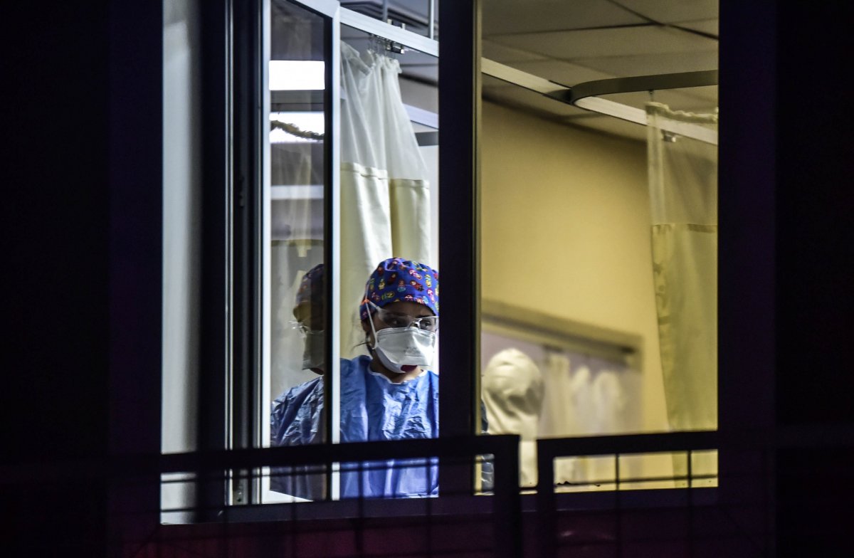 Koronayla savaşan sağlık çalışanları görüntülendi