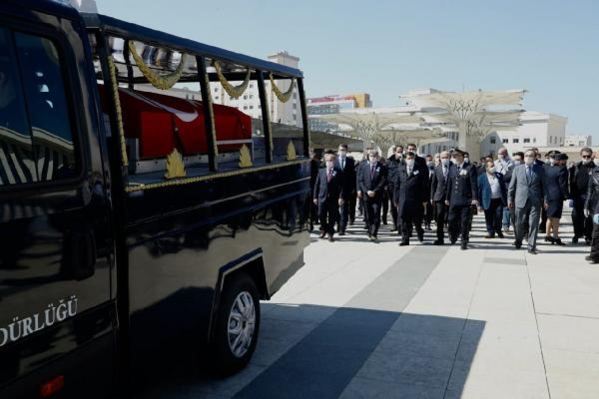 Silah kazasında şehit olan polis, toprağa verildi