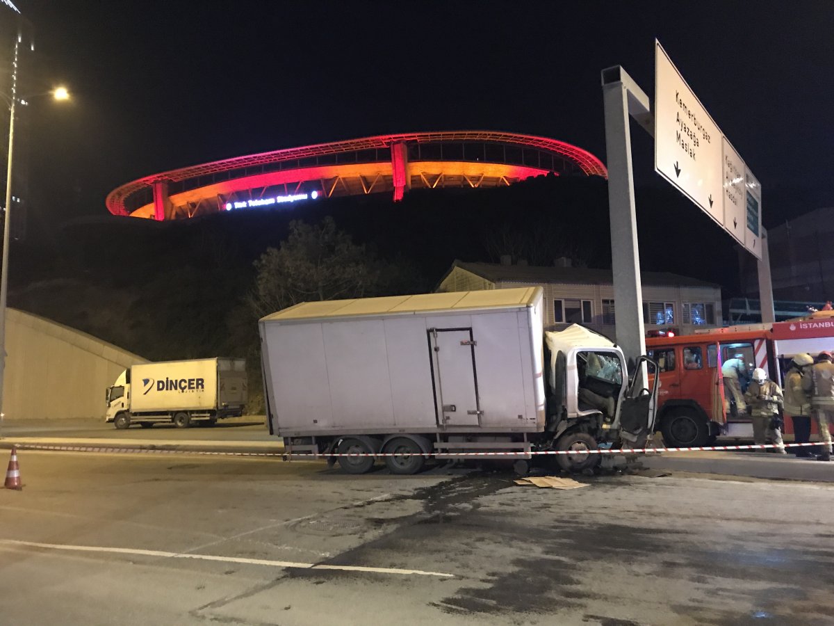 i Sarıyer'de kamyonet direğe çarptı: 1 ölü
