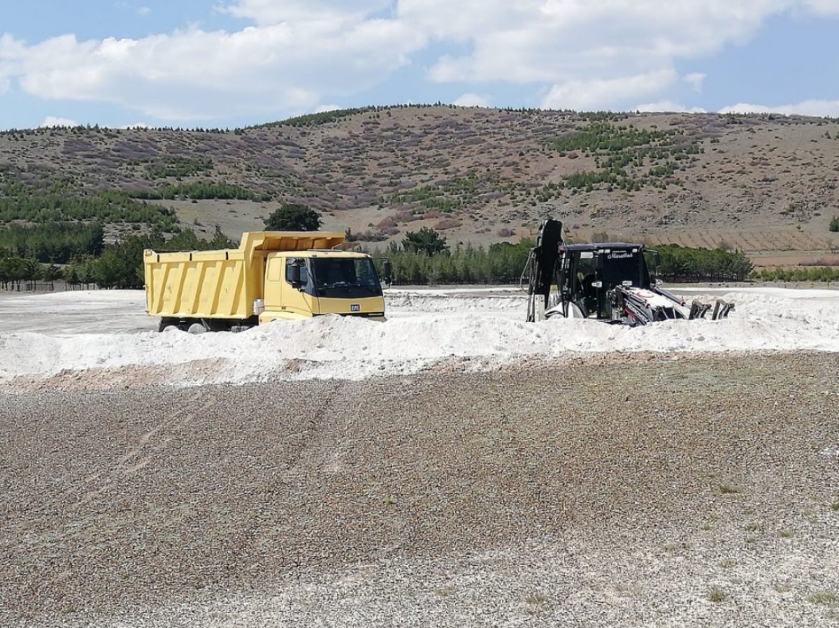 İş makinaları Salda Gölü'nde