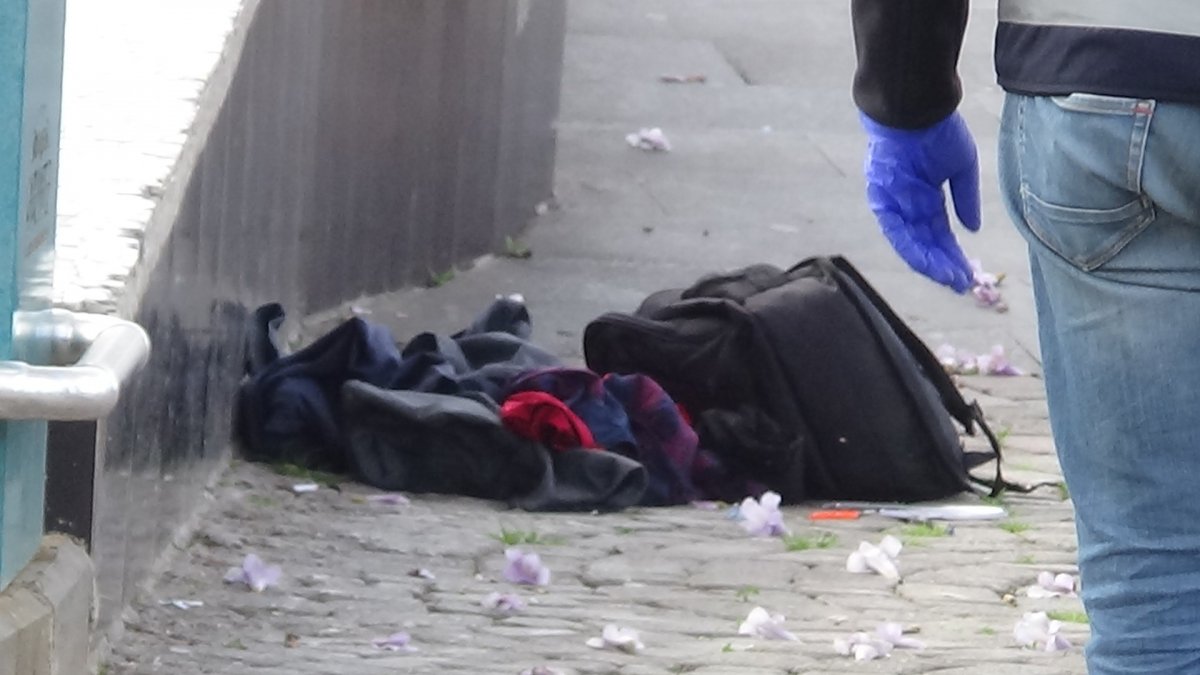 i Şüpheli paketi görenler sosyal mesafeyi unuttu