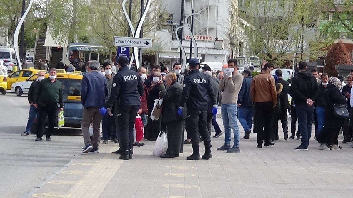 i Şüpheli paketi görenler sosyal mesafeyi unuttu