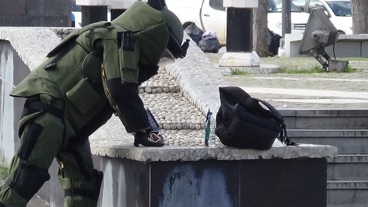 i Şüpheli paketi görenler sosyal mesafeyi unuttu