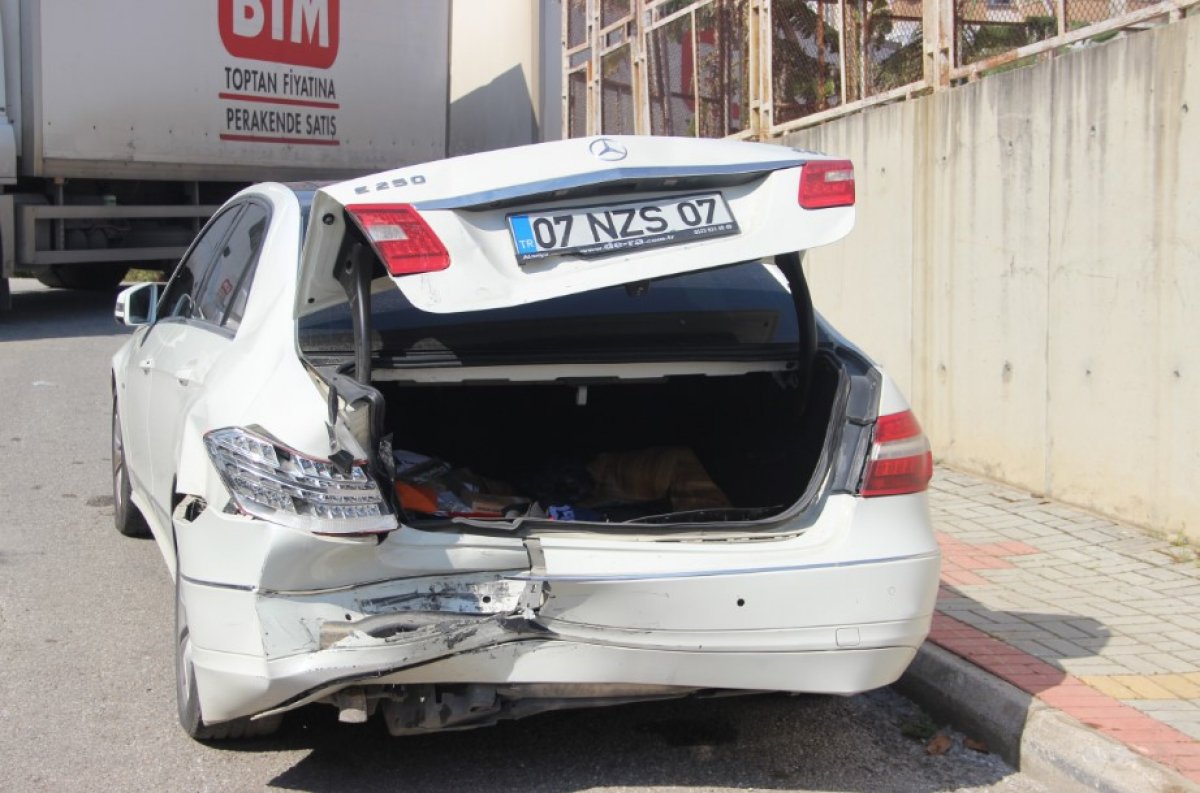 Otomobil kırmızı ışıkta bekleyen araçlara çarptı