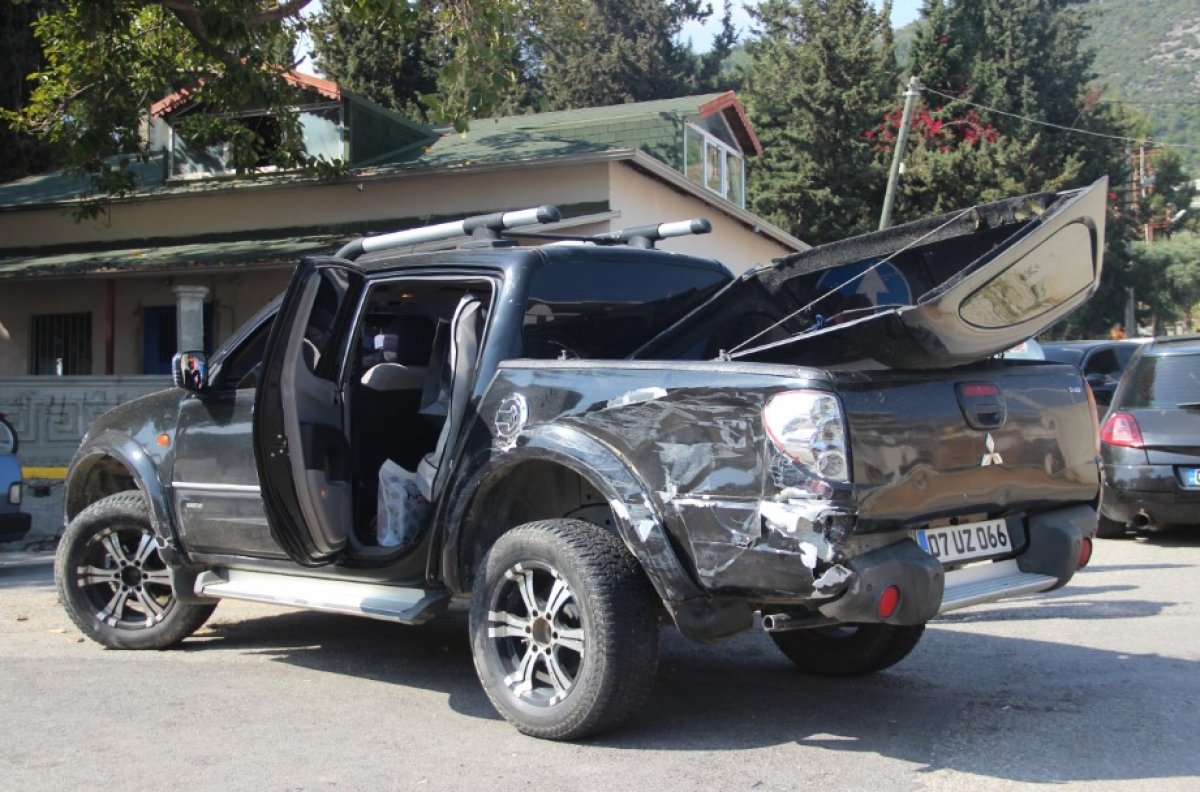 Otomobil kırmızı ışıkta bekleyen araçlara çarptı