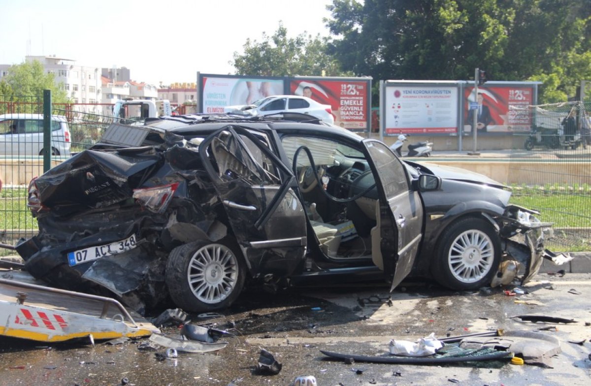 Otomobil kırmızı ışıkta bekleyen araçlara çarptı