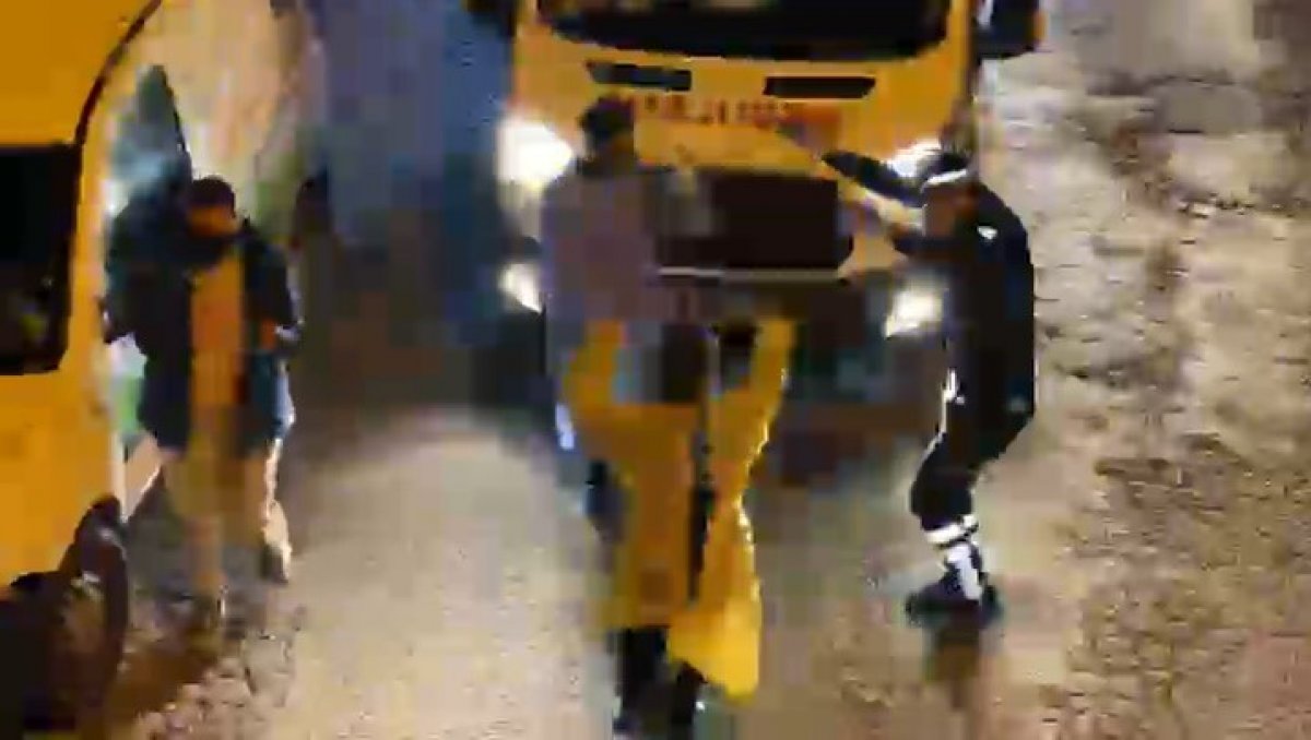 Araçla konser verildi, ambulanstan inen sağlıkçılar oynadı