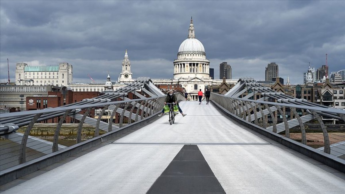 İngiltere'de kısmi karantina 3 hafta uzatıldı