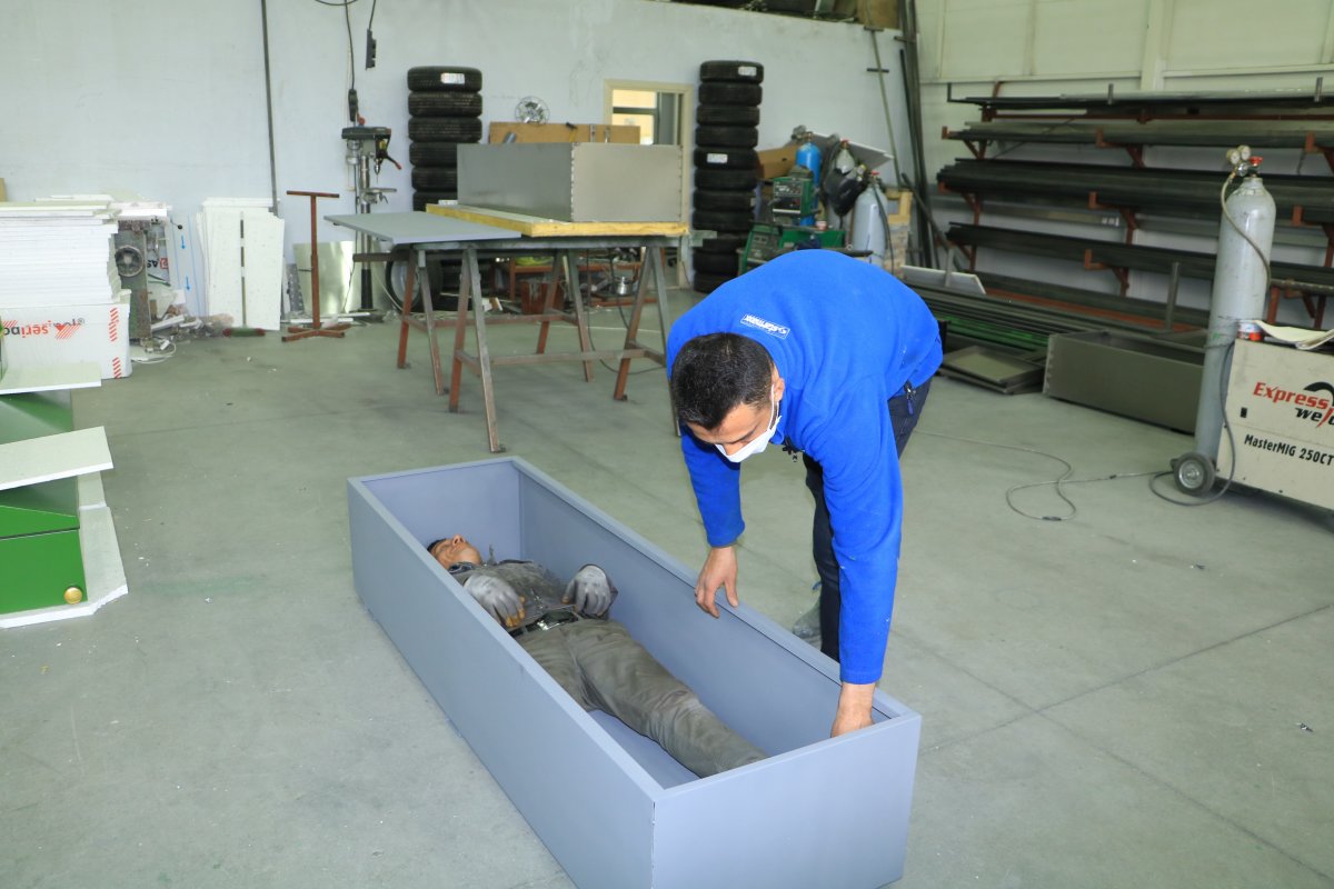 i Sivas'ta koronavirüse karşı özel tabut yapıldı