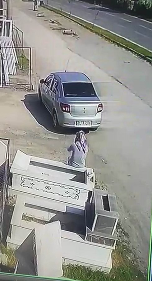 i Mezar içine düşen vatandaş güldürdü