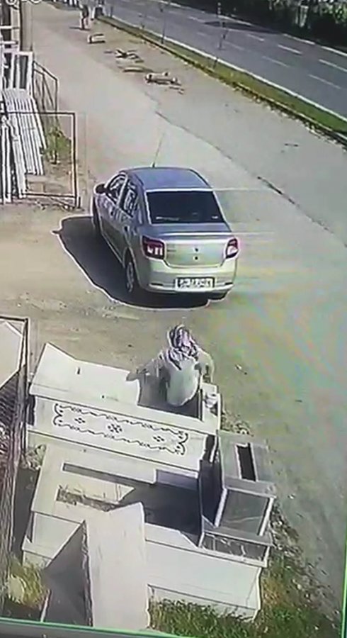 i Mezar içine düşen vatandaş güldürdü