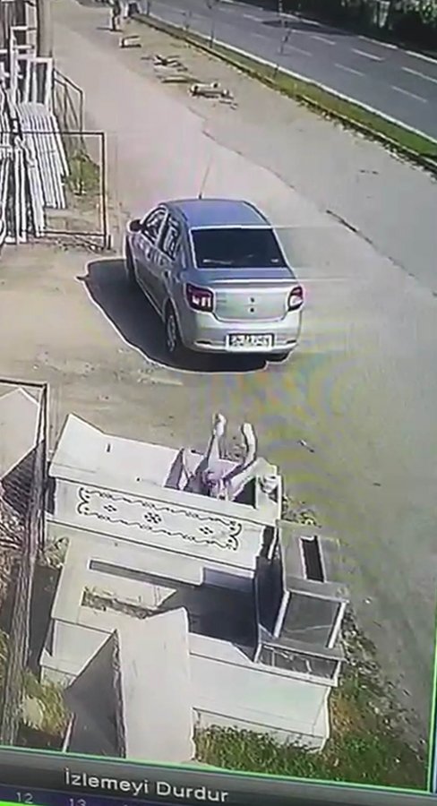 Mezar içine düşen vatandaş güldürdü