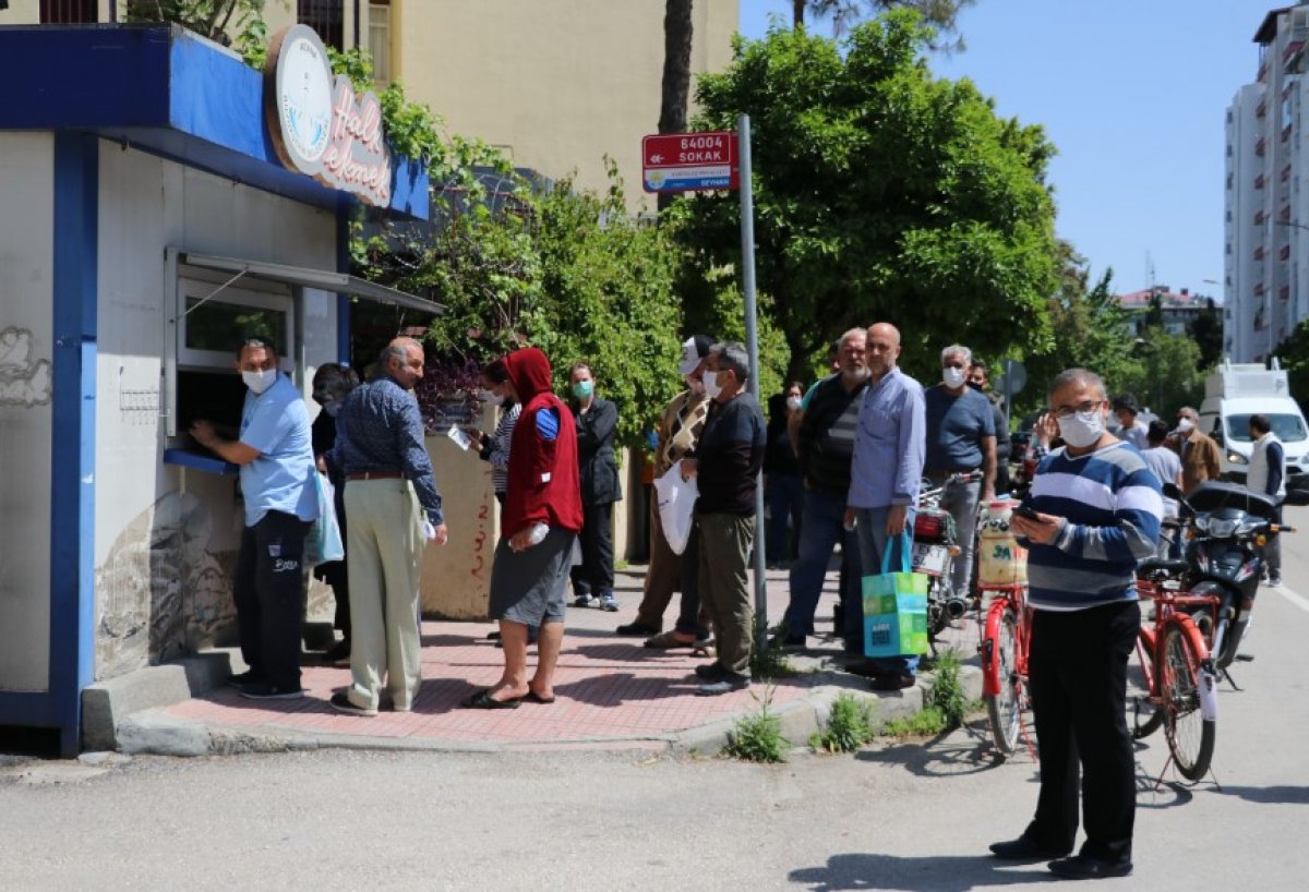 i Sokağa çıkma yasağından önce Adana'da kuyruk