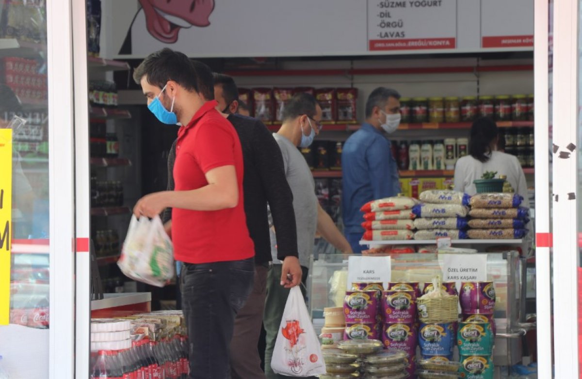 i Sokağa çıkma yasağından önce Adana'da kuyruk