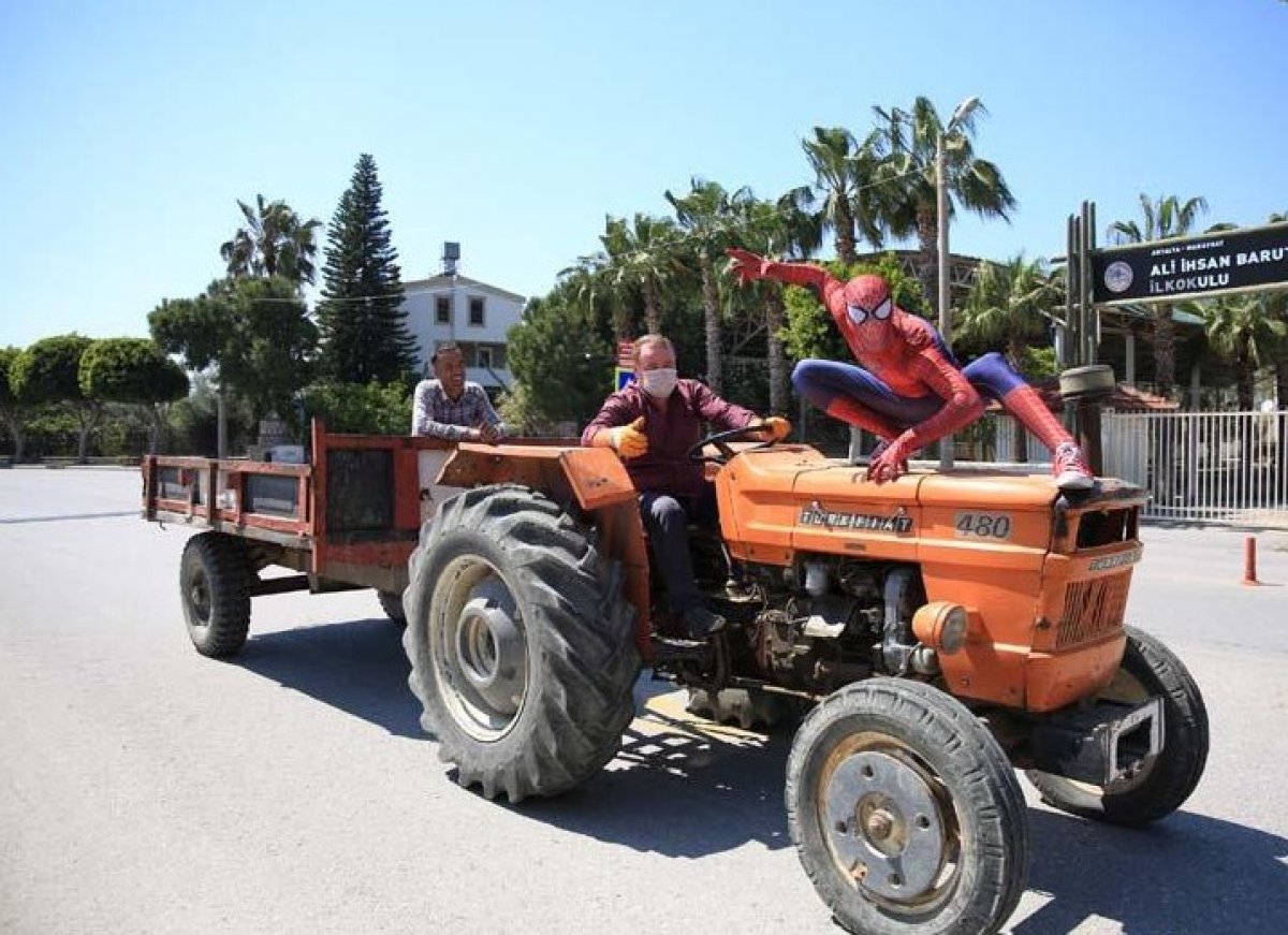 a Antalya'da 'Örümcek Adam' bu kez yaşlılar için ortaya çıktı
