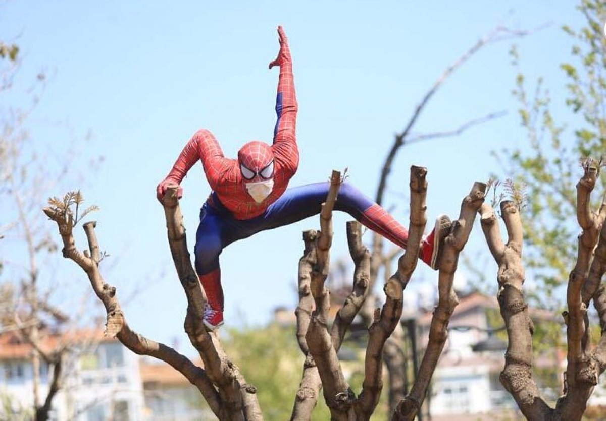 a Antalya'da 'Örümcek Adam' bu kez yaşlılar için ortaya çıktı