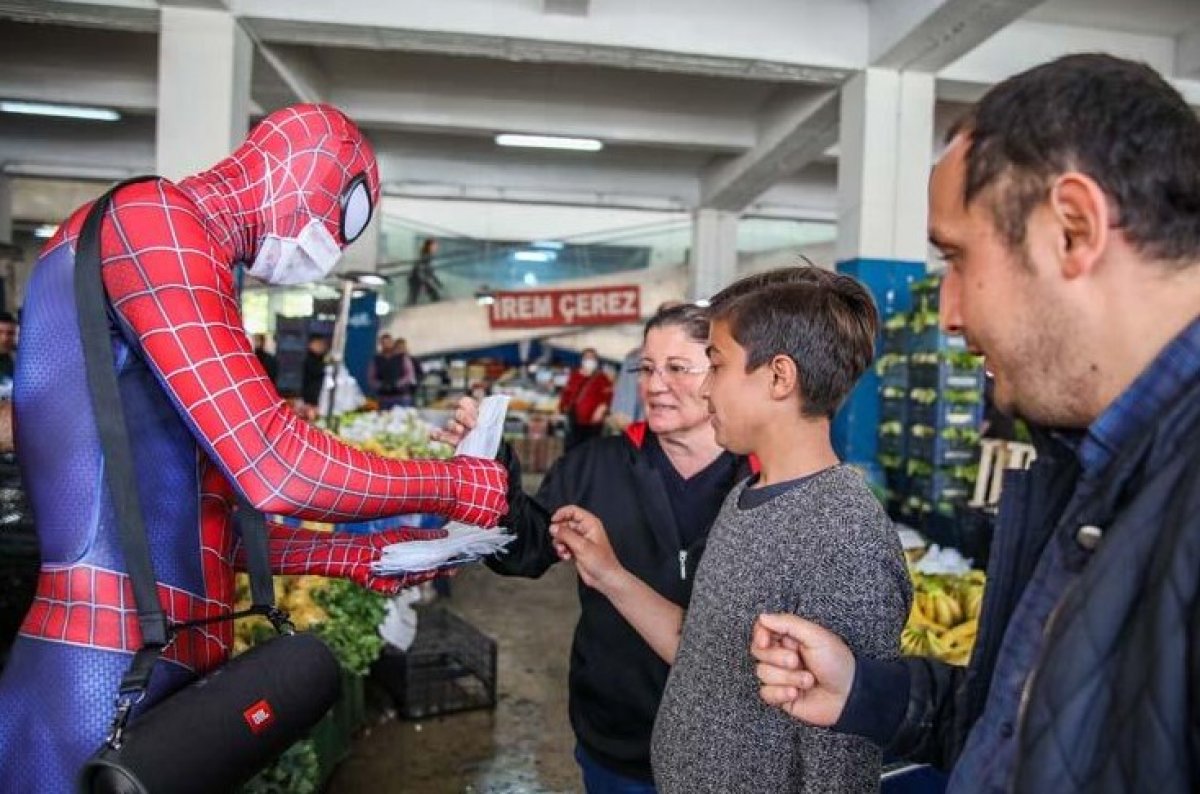 a Antalya'da 'Örümcek Adam' bu kez yaşlılar için ortaya çıktı