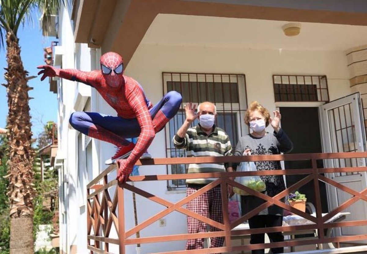a Antalya'da 'Örümcek Adam' bu kez yaşlılar için ortaya çıktı