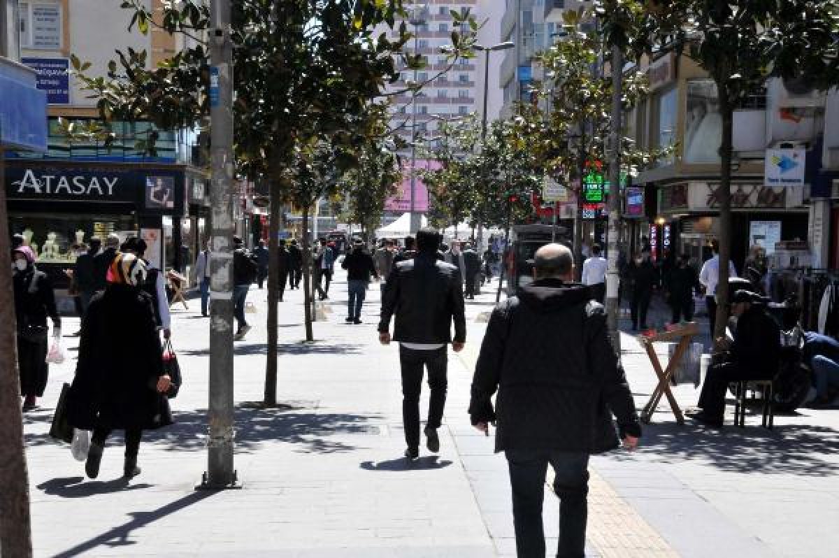 İstanbul sokaklarında dikkat çeken kalabalık