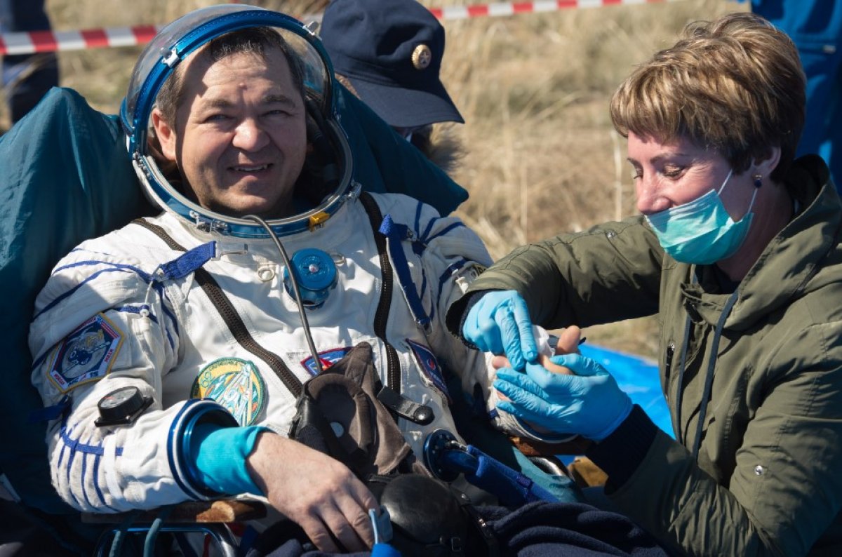 i 2 astronot ve 1 kozmonot dünyaya geri döndü