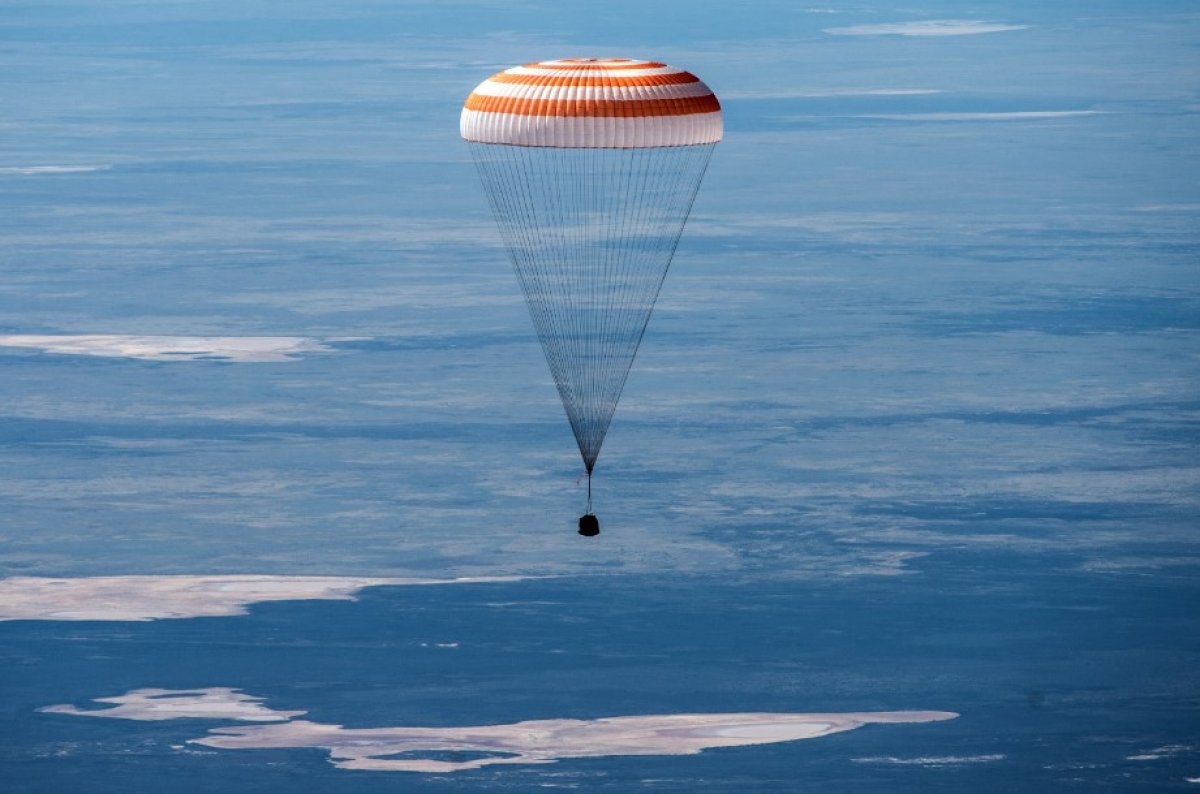 i 2 astronot ve 1 kozmonot dünyaya geri döndü