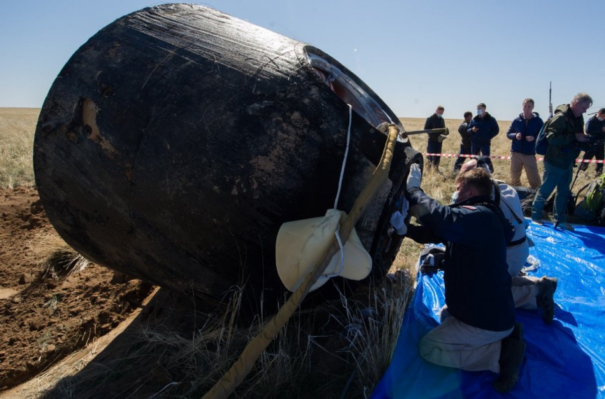 i 2 astronot ve 1 kozmonot dünyaya geri döndü