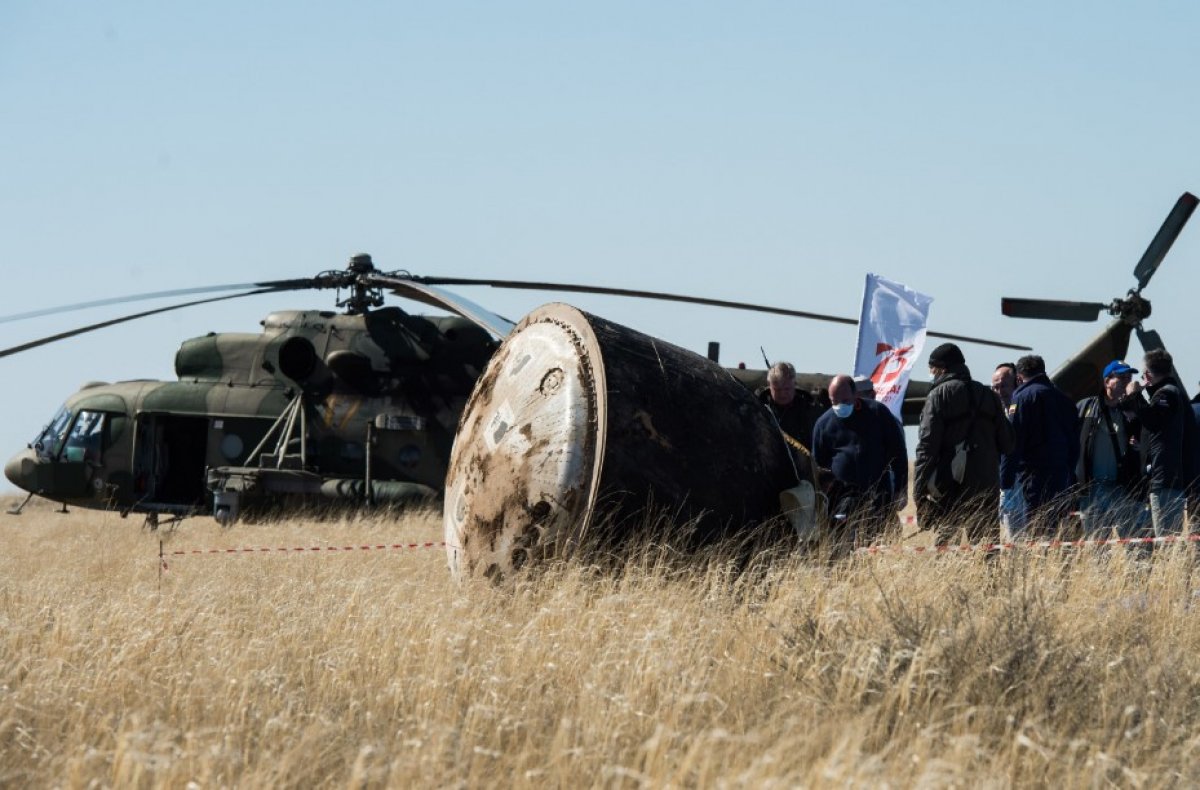 i 2 astronot ve 1 kozmonot dünyaya geri döndü