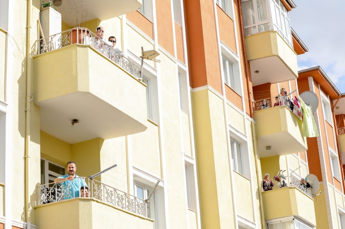 Evde kalanlar için sanatçılar söyledi, sağlıkçılar oynadı