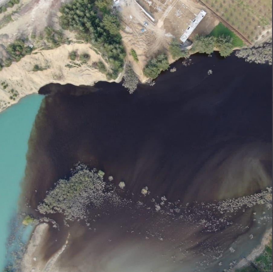 Sır Barajı'nda sular siyaha büründü