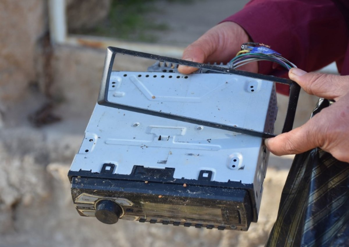 Minibüsten çaldığı teybi, sahibinin evine bıraktı