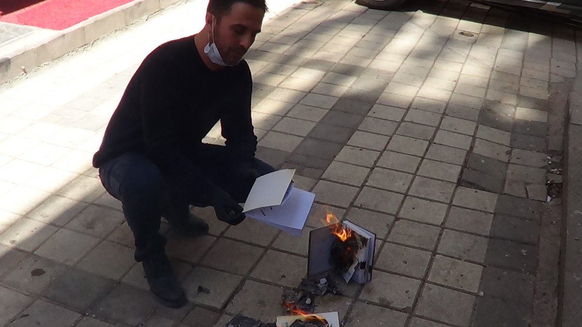 i 70 bin liralık veresiye defterini yaktı, 'Biz bize yeteriz' dedi.