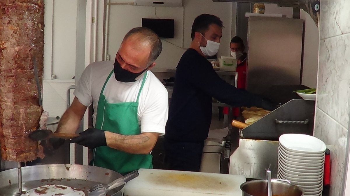 i 70 bin liralık veresiye defterini yaktı, 'Biz bize yeteriz' dedi.