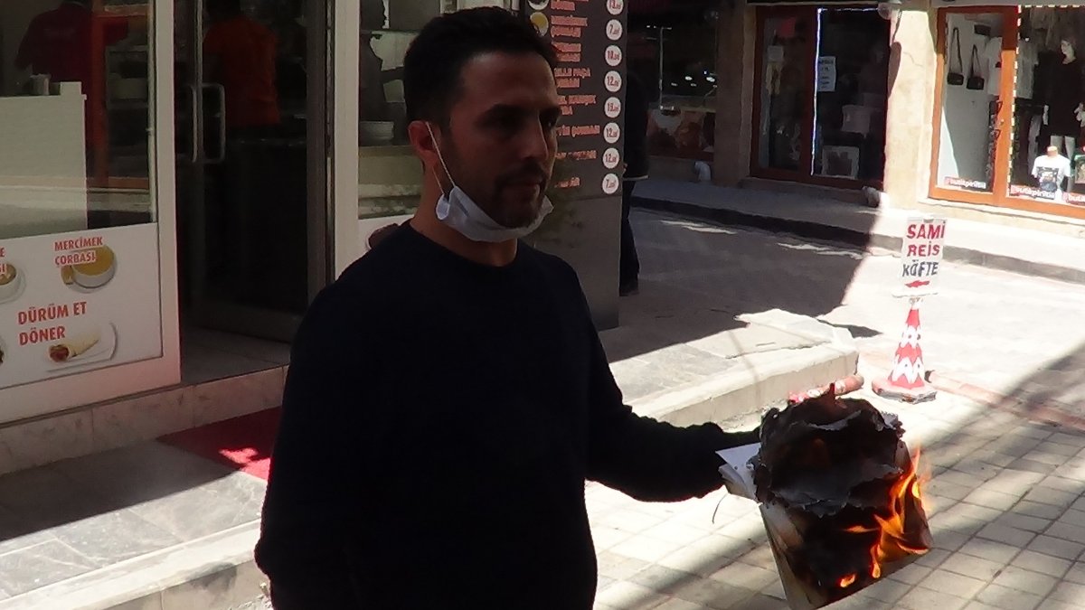 i 70 bin liralık veresiye defterini yaktı, 'Biz bize yeteriz' dedi.