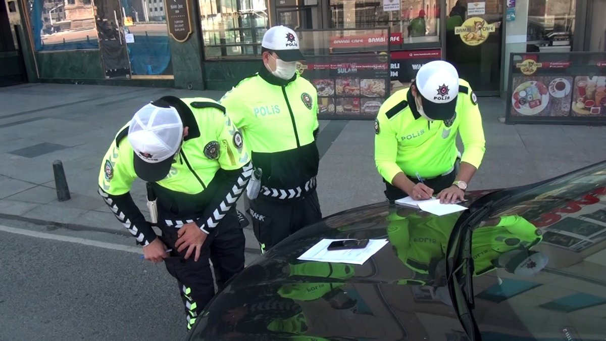 i Yasağa rağmen sokağa çıkan ehliyetsiz sürücüye ceza