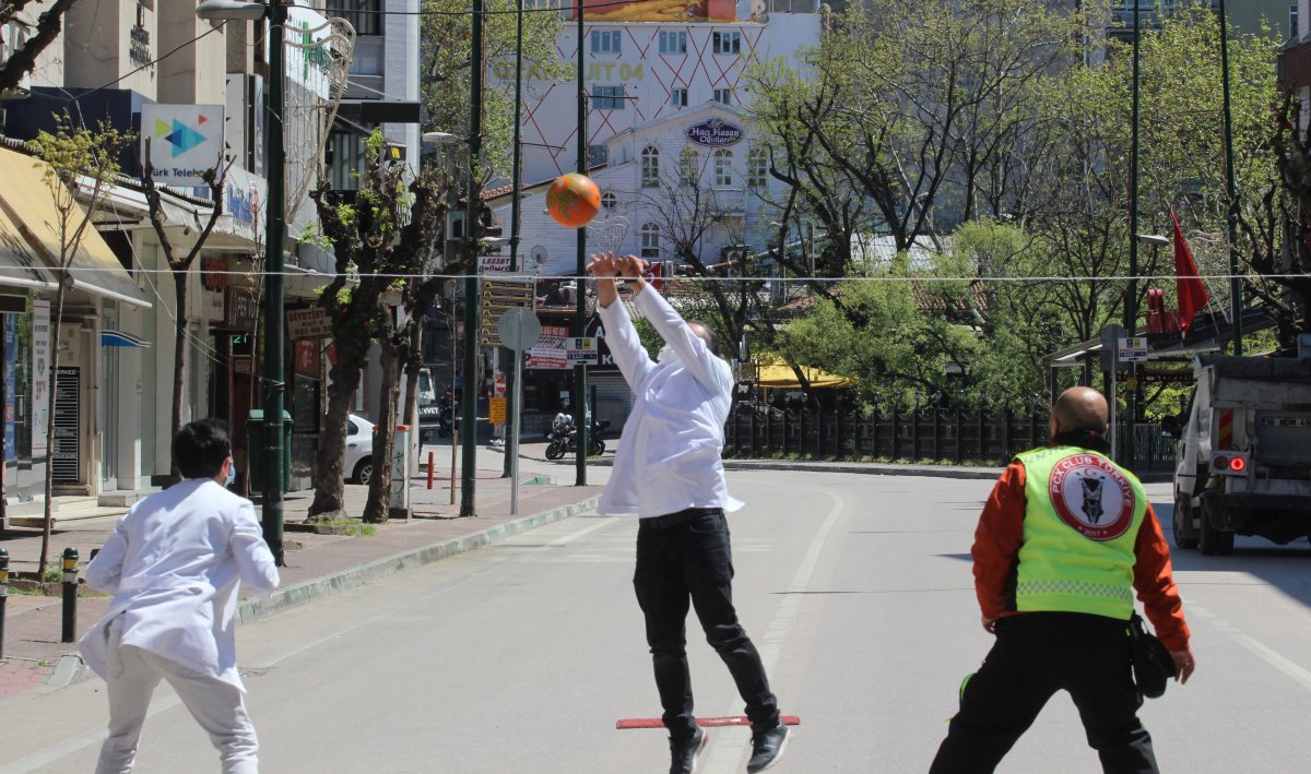 i Canları sıkılan eczacılar ana yolda voleybol maçı yaptı